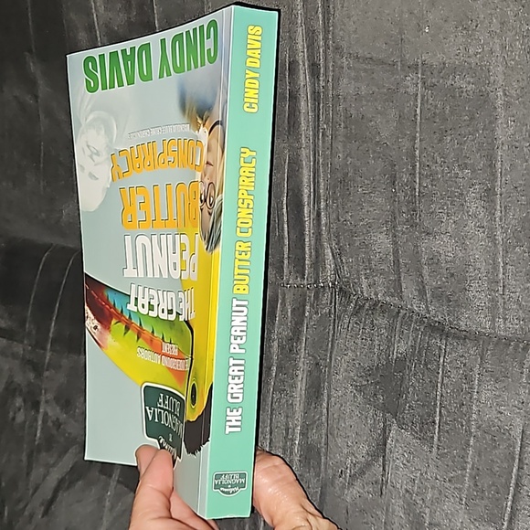 The Great Peanut Butter Conspiracy Magnolia Bluff Crime Chronicles Cindy Davis - Picture 5 of 7